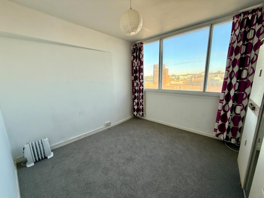 Lot: 105 - FLAT WITH SEA VIEWS - Bedroom one